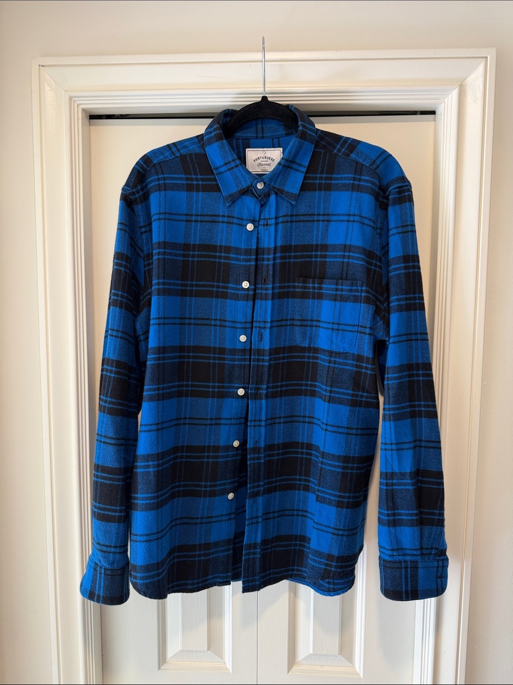 Men's Blue & Black Plaid Long-Sleeve Button-Down Shirt